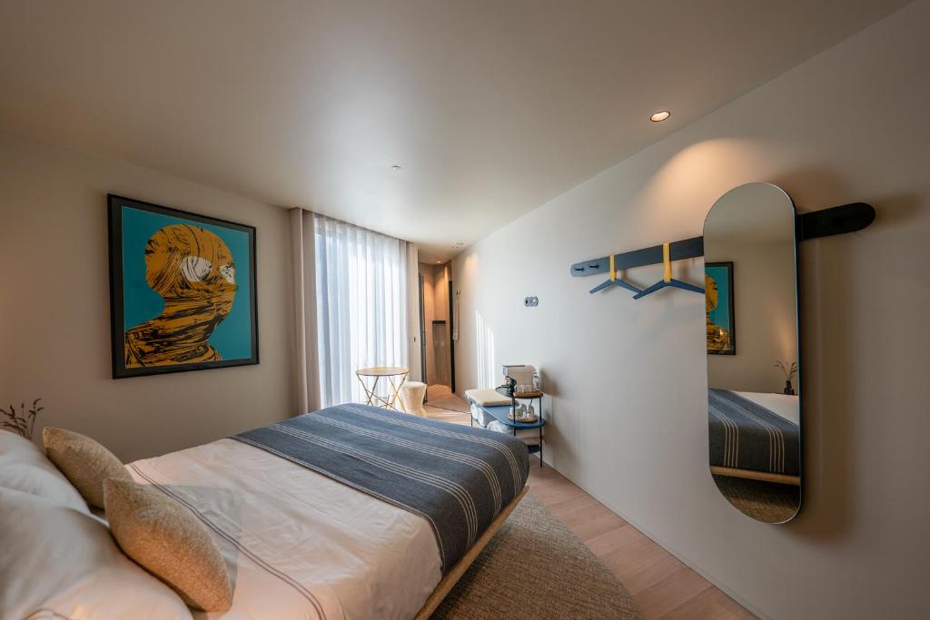 布拉加SUTRooms的一间卧室配有一张床和镜子