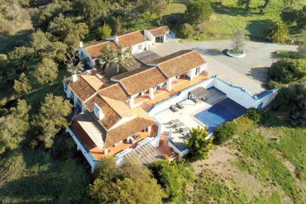 São Bartolomeu da SerraMonte da Pereirinha a country house with pool and tennis court, 20 mins from beaches的享有带庭院的大房子的顶部景色