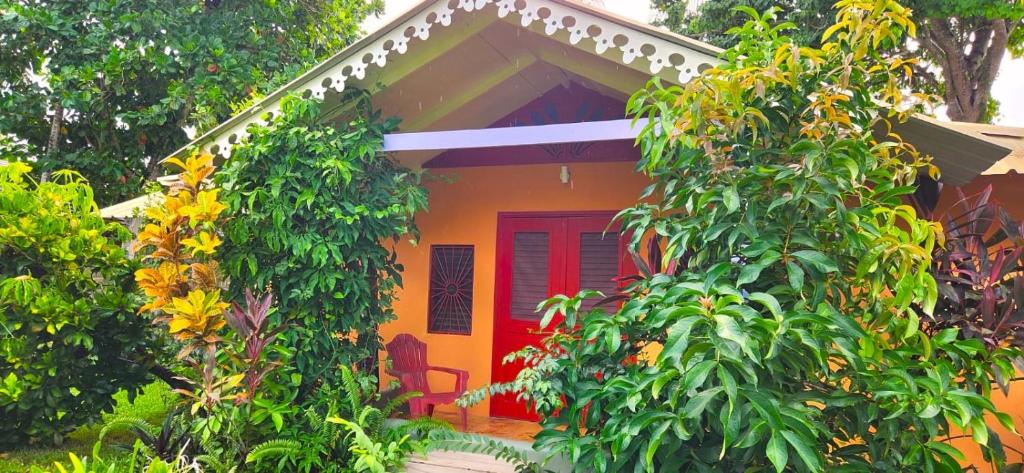 拉斯特拉纳斯Fata Morgana Eco Hotel的一座带红色门的橙色小房子