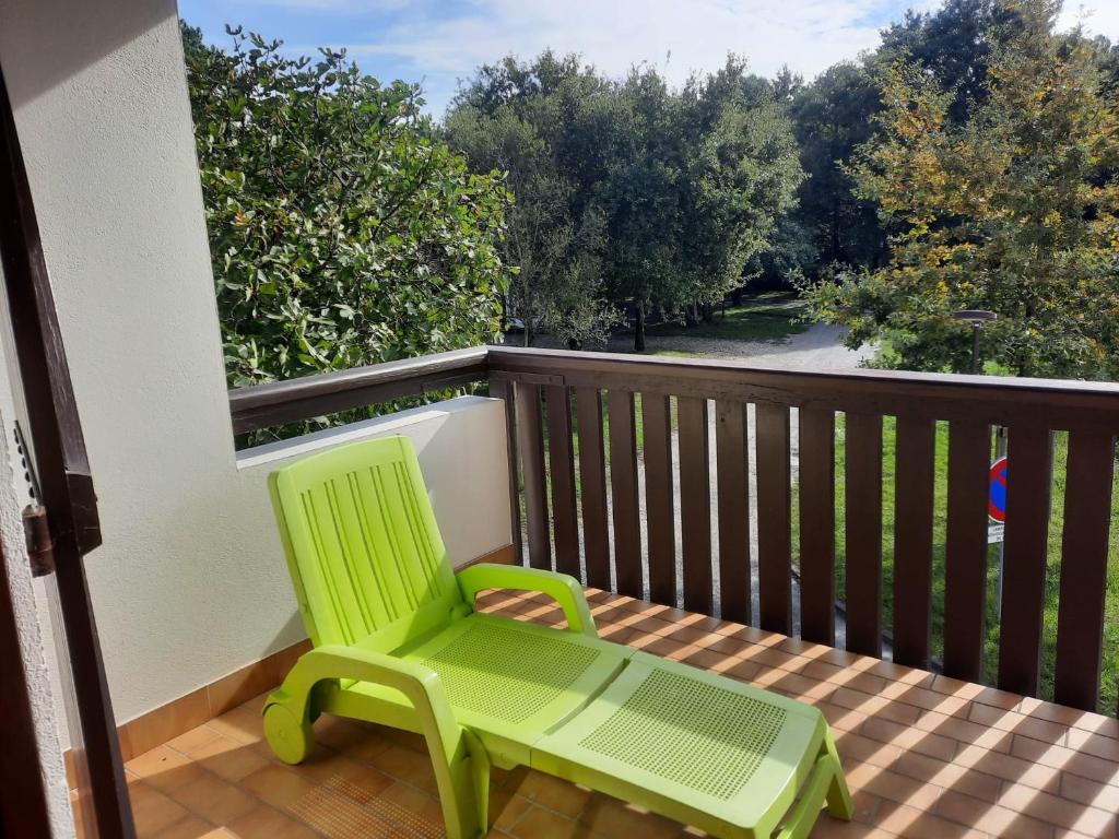 莱昂Les Rives du Lac de Léon的美景甲板上的绿色椅子