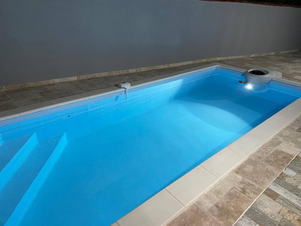 勒罗贝尔Villa Norah modulable T3 avec piscine的客房内的大型蓝色游泳池