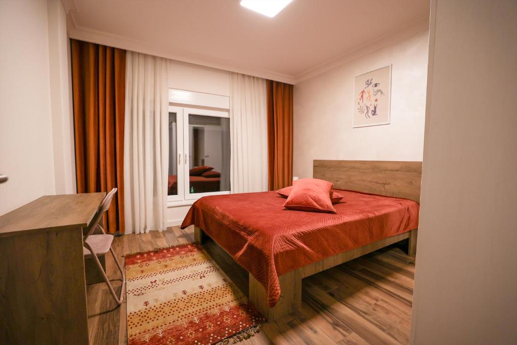 普里兹伦Moments Villas Premium, Prevalle的一间卧室配有一张带红色毯子的床