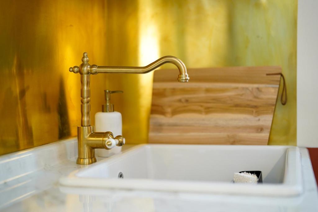 莫斯塔Malta Luxe Guest Suite Central Location的浴室内带水龙头的盥洗盆