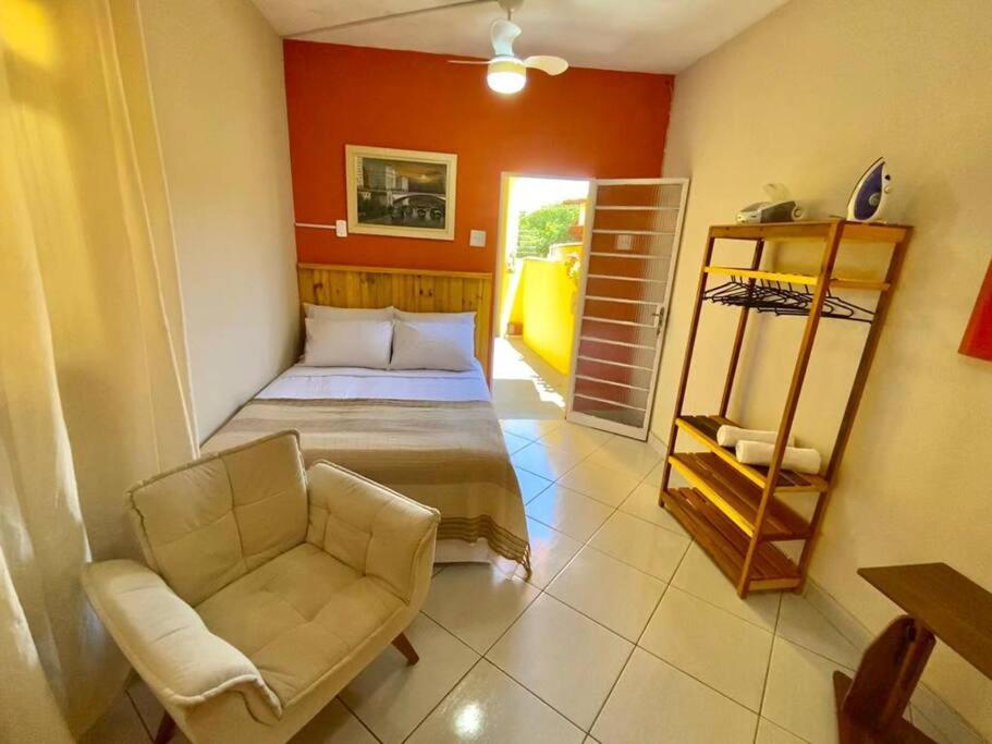 贝洛奥里藏特Aconchego Mineiro com Garagem的一间卧室,卧室内配有一张床和一把椅子