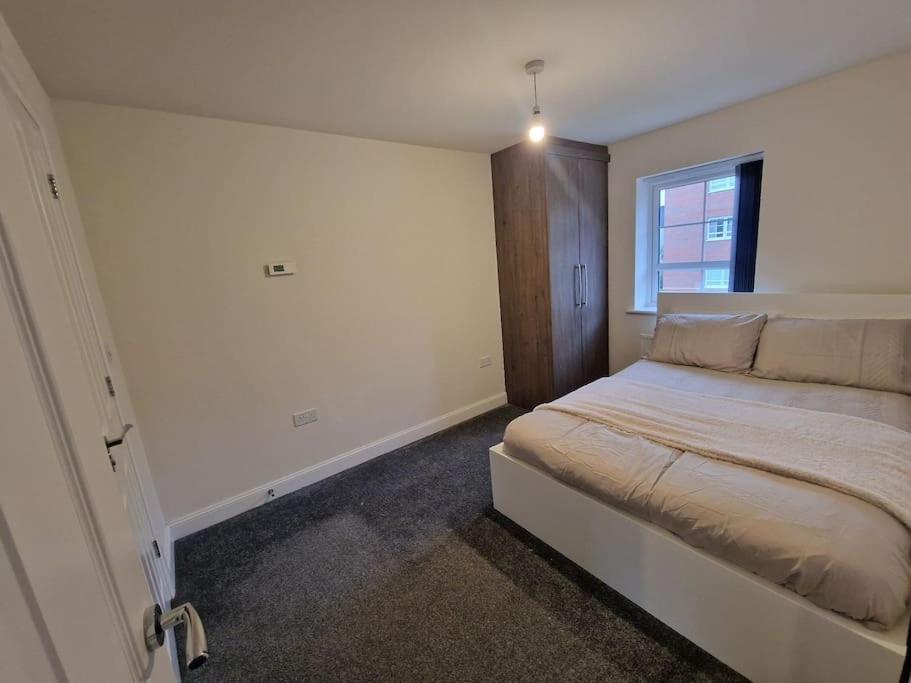 诺丁汉Comfy 3 bed home的一间卧室设有一张大床和窗户