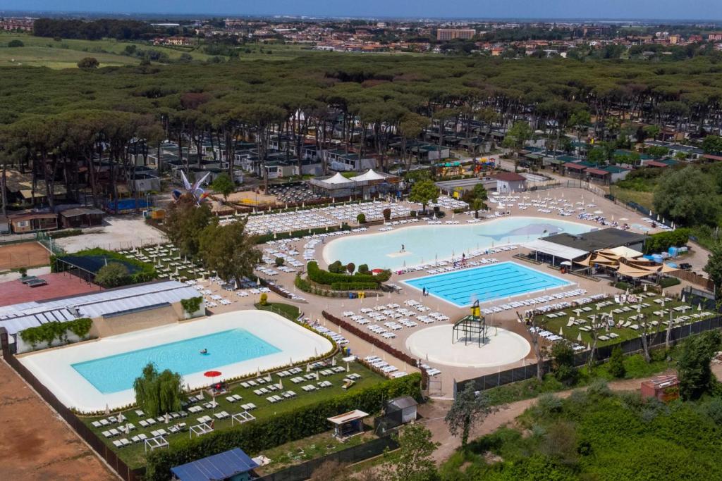 卡萨尔帕洛措Fabulous village的享有度假胜地的空中景致,设有2个游泳池