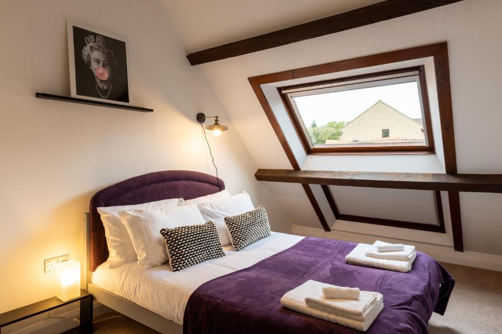 牛津Colthorn Farm Cottage By Aryas Properties - Oxford的一间卧室配有一张床,上面有两条毛巾