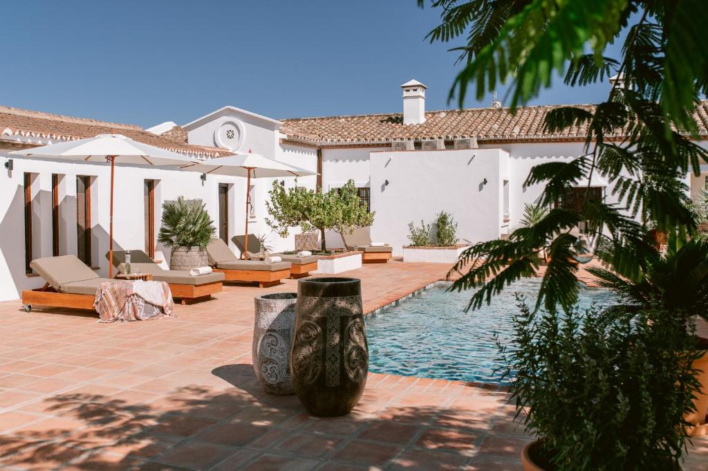 蒙达San Roque Suites de Monda的一座带游泳池的庭院