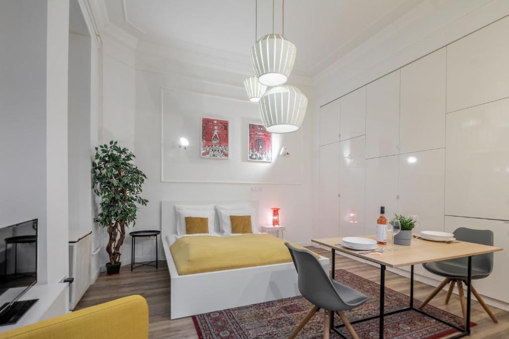 布达佩斯Extra Central Modern Studio的卧室配有一张床和一张桌子及椅子