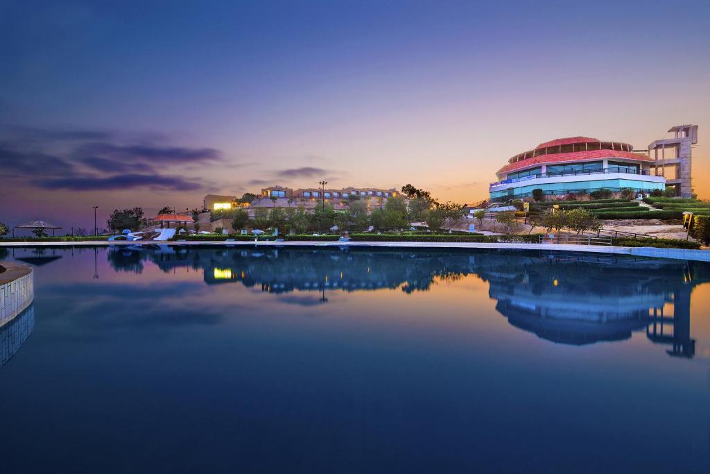 卡拉奇梦幻度假胜地，酒店及高尔夫球场的一大片水体,有建筑背景