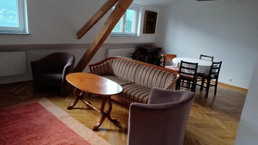 AltossiachApartment in Ossiach的客厅配有沙发和桌椅
