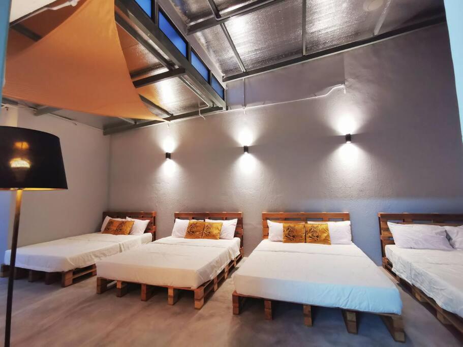 怡保Ipoh town centre glamping home 13pax的一间设有两张床和一台电视的房间