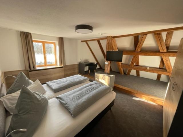 劳特拉赫Gasthof zum Rößle Lautrach的一间卧室设有两张床和大窗户