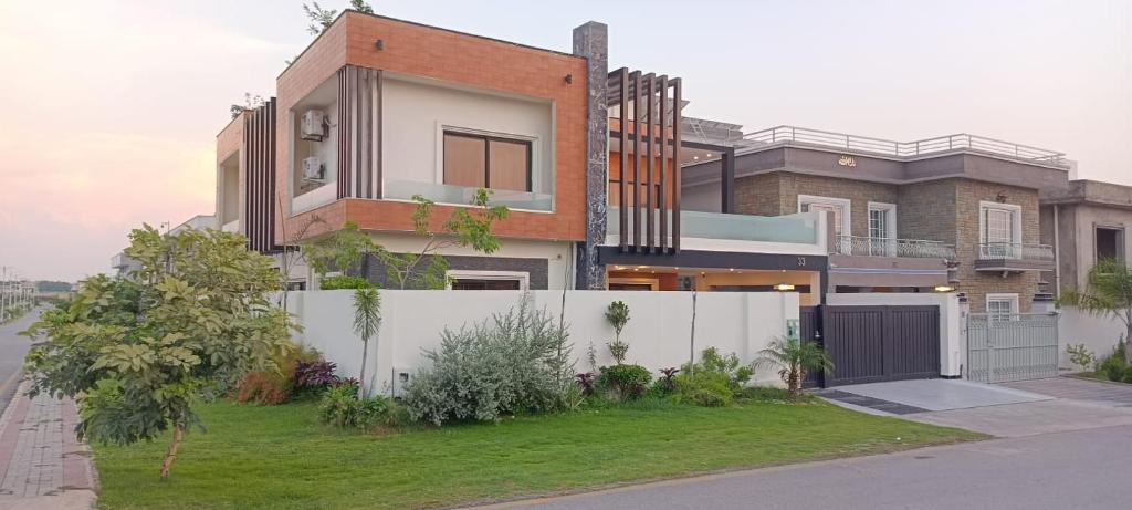 伊斯兰堡Haven Lodge, Islamabad的前面有白色围栏的房子