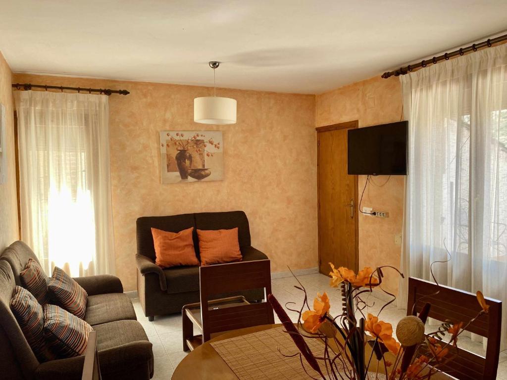 贝塞特Casa Lola en Beceite rodeados de montañas y ríos的客厅配有沙发和桌子