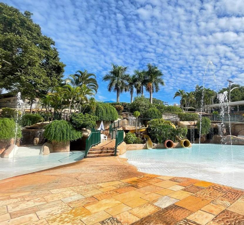 卡达斯诺瓦斯Caldas Novas - Piazza diRoma incluso acesso ao Acqua Park, Slplash e Slide的度假村内带喷泉的游泳池