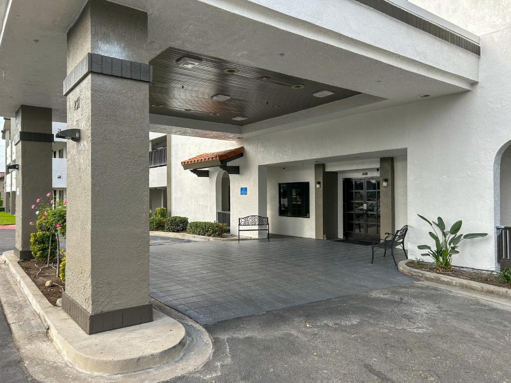 安大略加利福尼亚安大略6号汽车旅馆的一座建筑,前方设有庭院和长凳