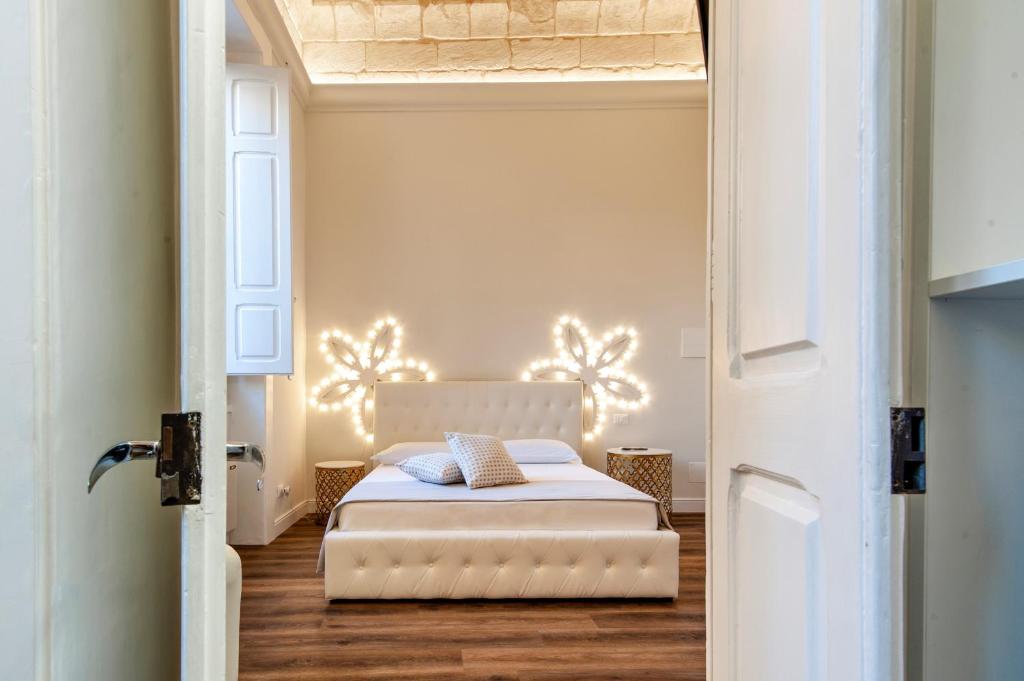 莱切Vittoria Luxury House的卧室配有白色的床