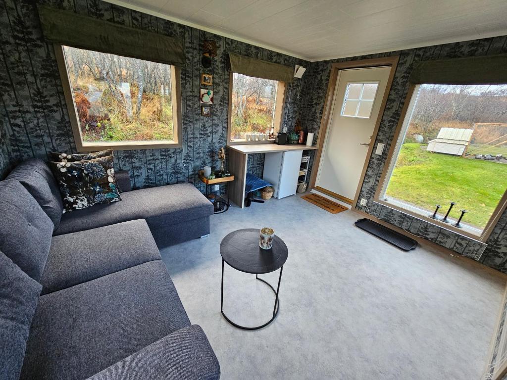 GravdalRelaxing cabin的客厅配有沙发和桌子