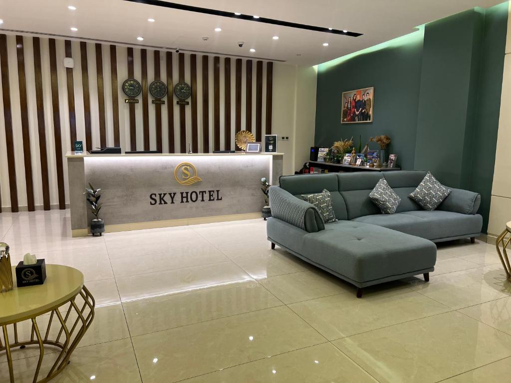 亚喀巴Sky Hotel的滑雪酒店的大堂,配有沙发和桌子