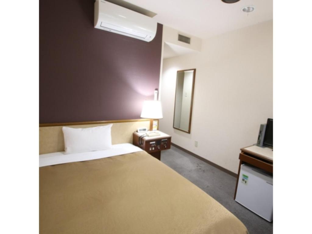 堺市Hotel Aston Hotel Osaka Sakai - Vacation STAY 97512v的酒店客房,配有床和镜子