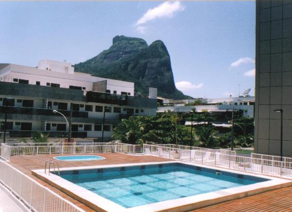 里约热内卢热带巴拉酒店的一座山楼内的游泳池
