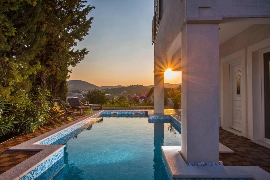 斯拉诺Villa Stella Adriatica的一座房子后院的游泳池
