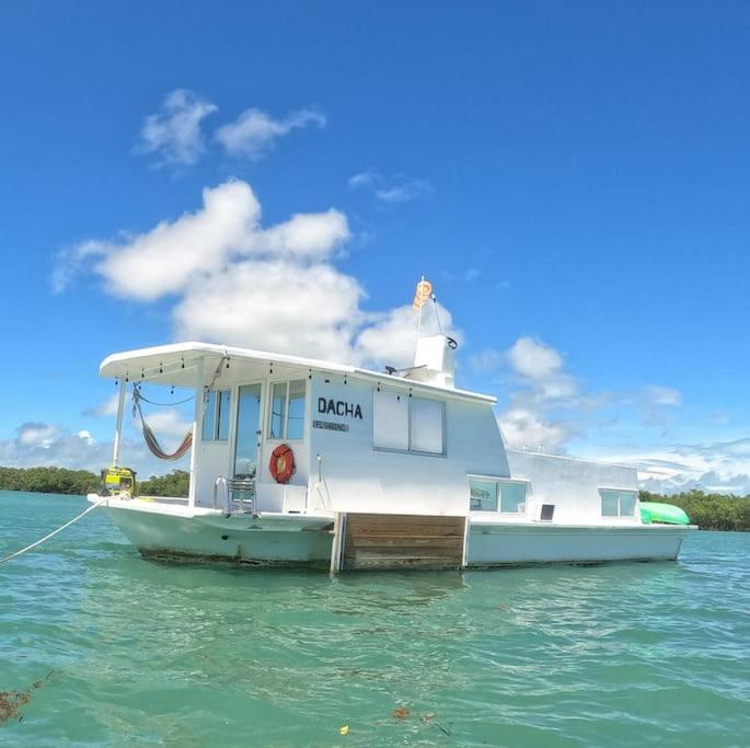 基韦斯特Beautiful Houseboat in Key West的水面上的白色船