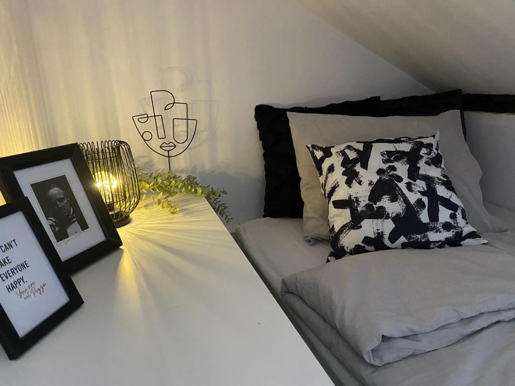 克拉科夫High Five Kraków的一间卧室配有一张带灯和照片的床
