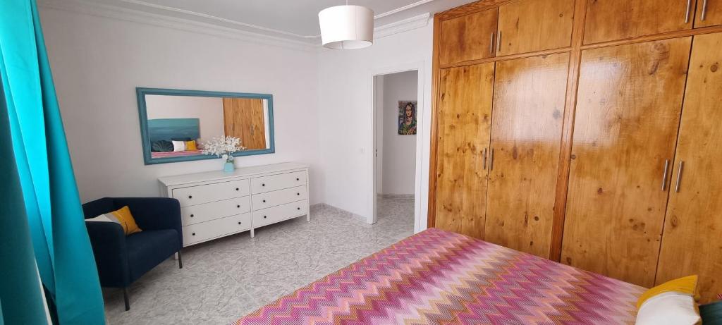 圣胡安海滩Casita La Ballena Tenerife Sur的一间卧室配有一张床、梳妆台和镜子