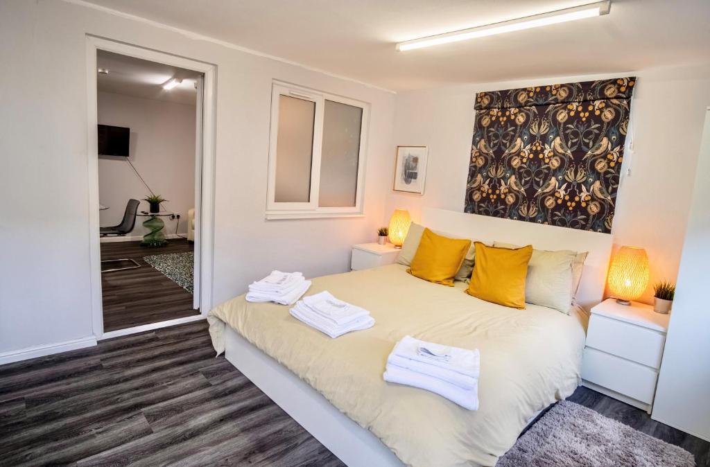 圣奥尔本斯Little Garden View的一间卧室配有一张带黄色枕头的床