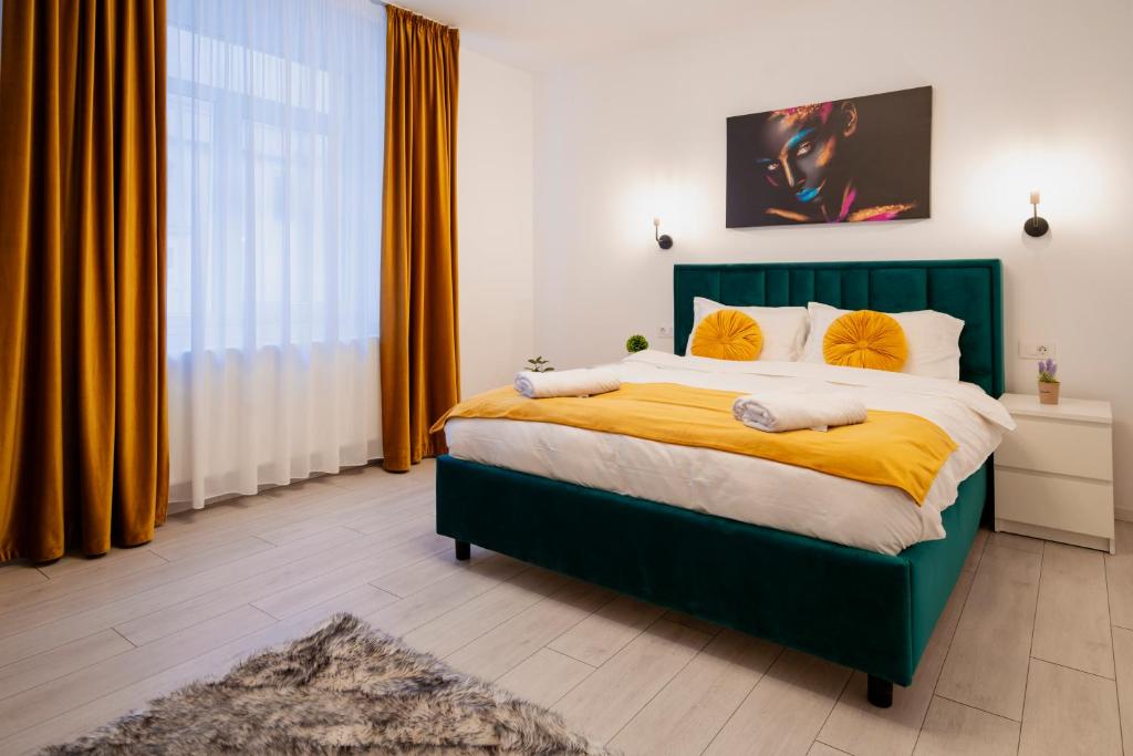 布拉索夫Casa Paul的一间卧室配有一张带黄色床单的大型绿色床