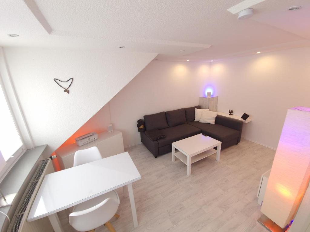 不莱梅Smartpartment Hemelingen - Shared apartment的客厅配有沙发和桌子