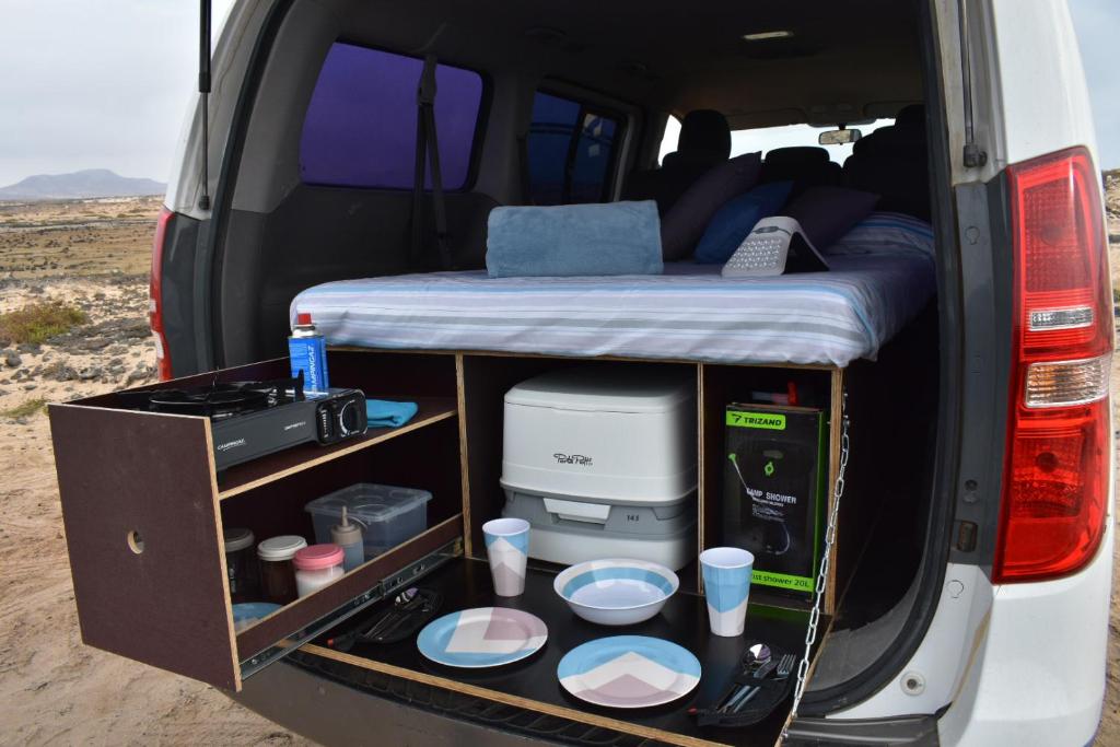 TetirFurgoCamper Van H1的一辆面包车,带床,带食物和饮料