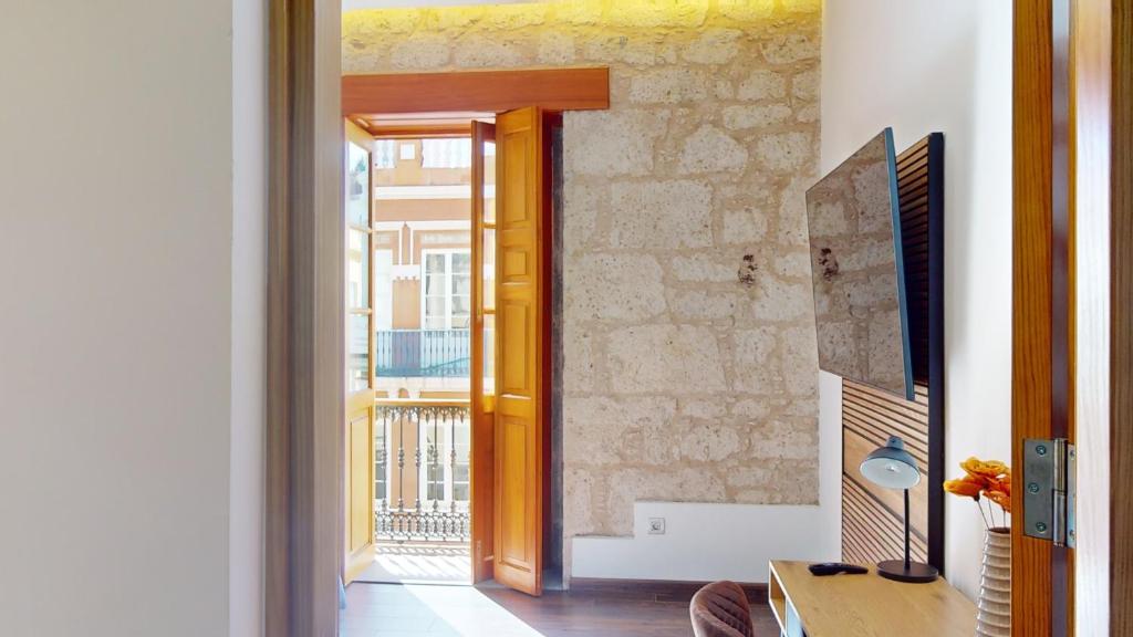 大加那利岛拉斯帕尔马斯Triana Rooms EH的客厅设有通往阳台的门