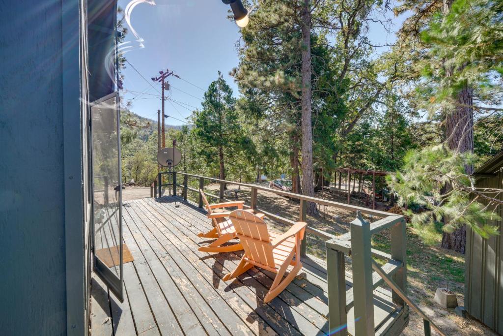 Quiet Sequoia National Forest Cabin with Fireplace的甲板上摆放着三把木椅