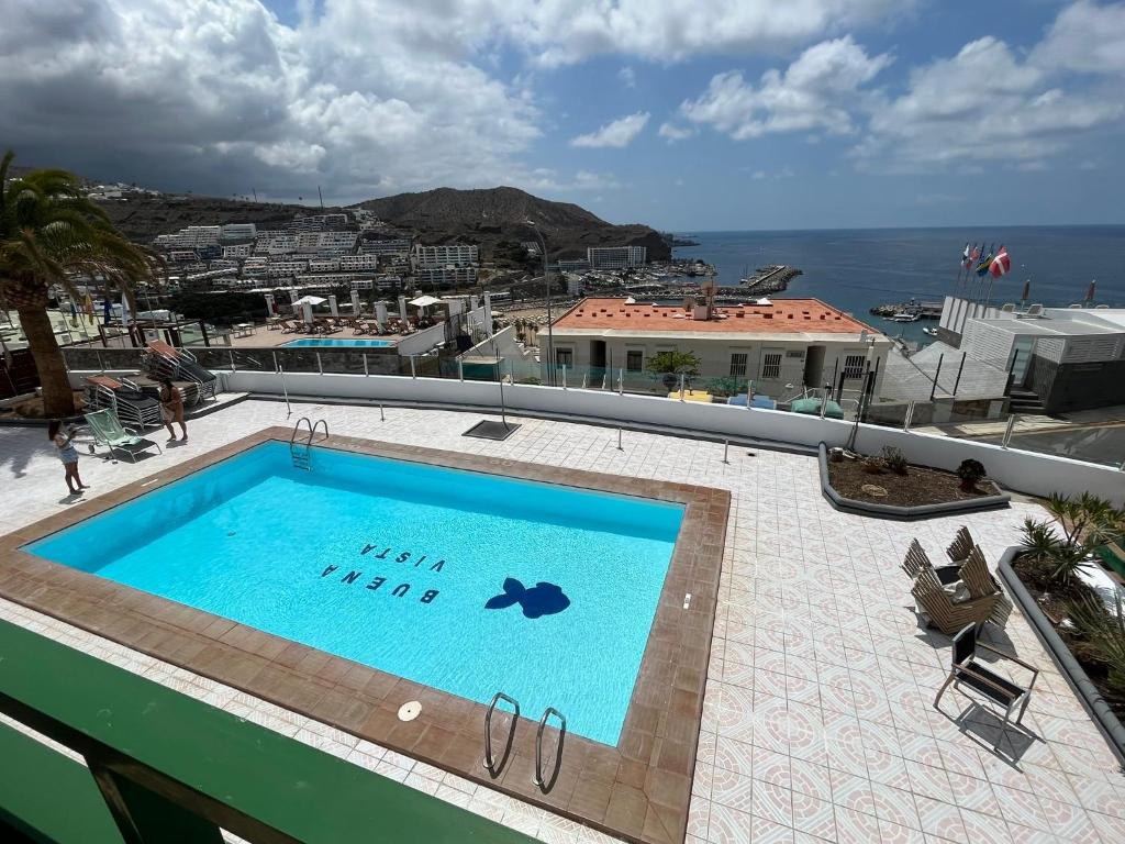 波多黎各布埃纳维斯塔公寓酒店的建筑物屋顶上的游泳池