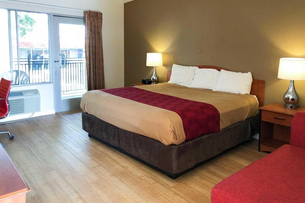 奥克兰Garden Inn & Suites Oakland Airport的酒店客房设有一张床和一个阳台。