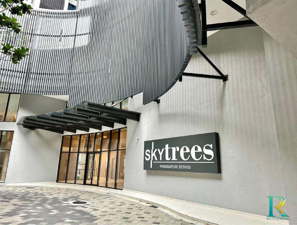 新山Sky Trees by Rentradise的建筑的侧面有标志