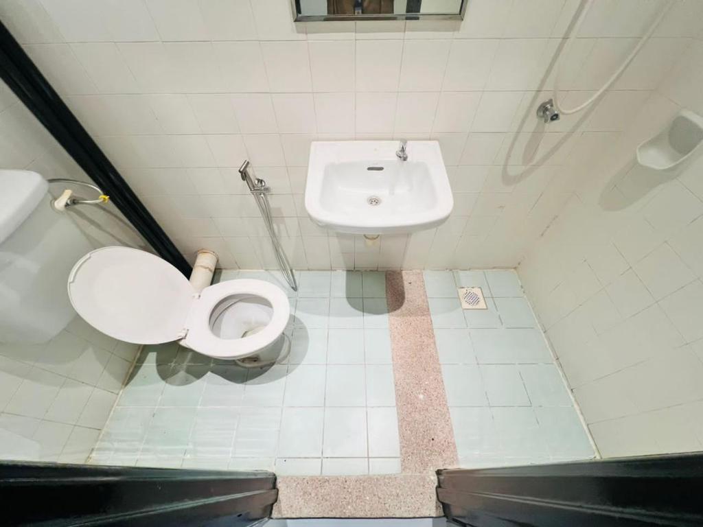 吉隆坡AVENUE RESIDENCE的一间带卫生间和水槽的浴室