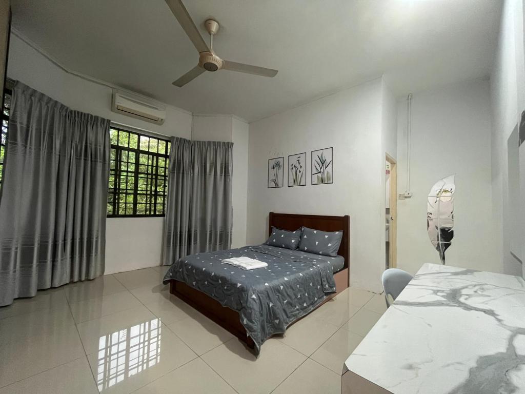 米里Joyful homestay Miri的一间卧室配有一张床和一张桌子