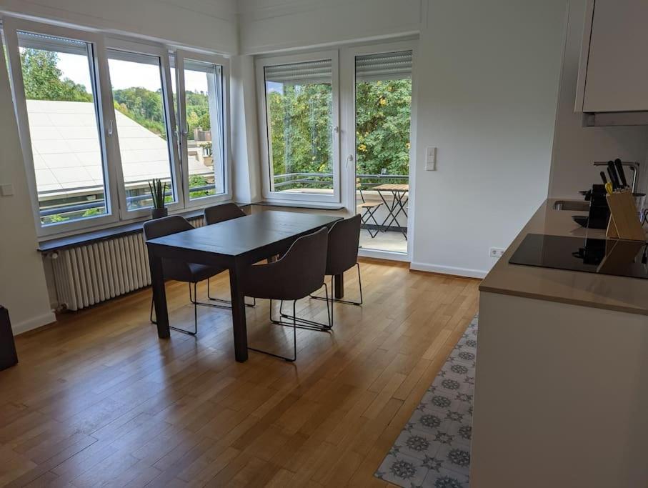 卢森堡Refurbished 1BR Apartment in Limpertsberg的厨房以及带桌椅的用餐室。