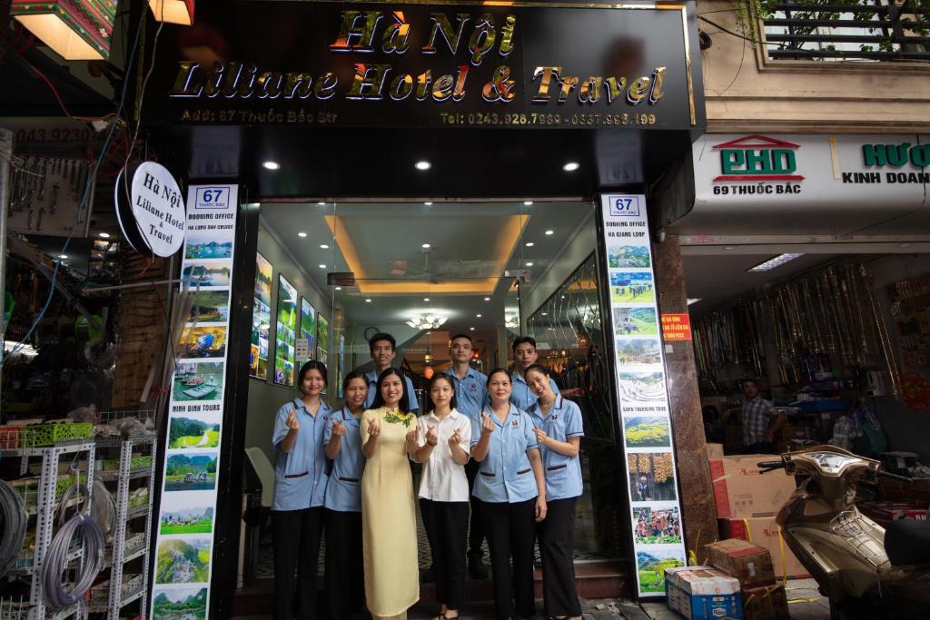 河内Hanoi Liliane Hotel and Travel的一群站在商店前的人