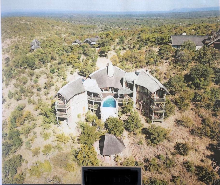 贝拉贝拉Reedbuck Lodge @Cyferfontein in Mabalingwe Reserve的享有带游泳池的房屋的空中景致