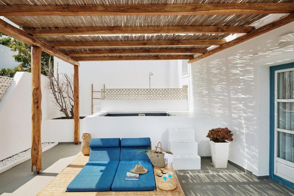 阿斯提帕莱亚镇Chrysalis Boutique - Adults Only的庭院内的一个房间,配有蓝色的沙发