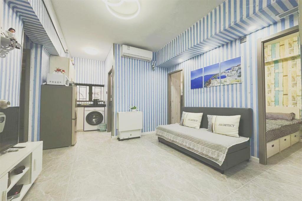 香港apt 4BR10pax, 2bar ,1mins mtr的一间卧室设有一张床和蓝色的墙壁