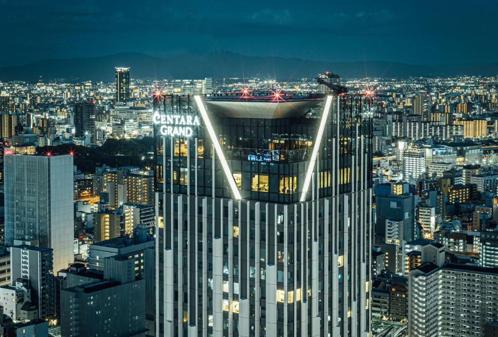 大阪Centara Grand Hotel Osaka的城市建筑的景观