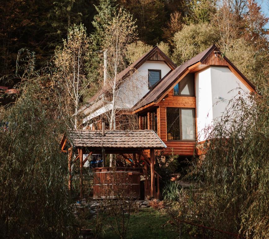 SicasăuAproka - Chalet Mignon Adorable small guest house的树林里的木小屋