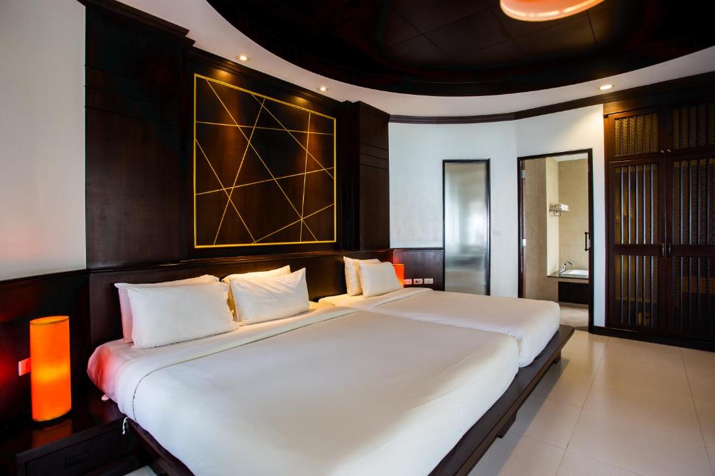 奥南海滩金海滩度假酒店的卧室配有一张白色大床