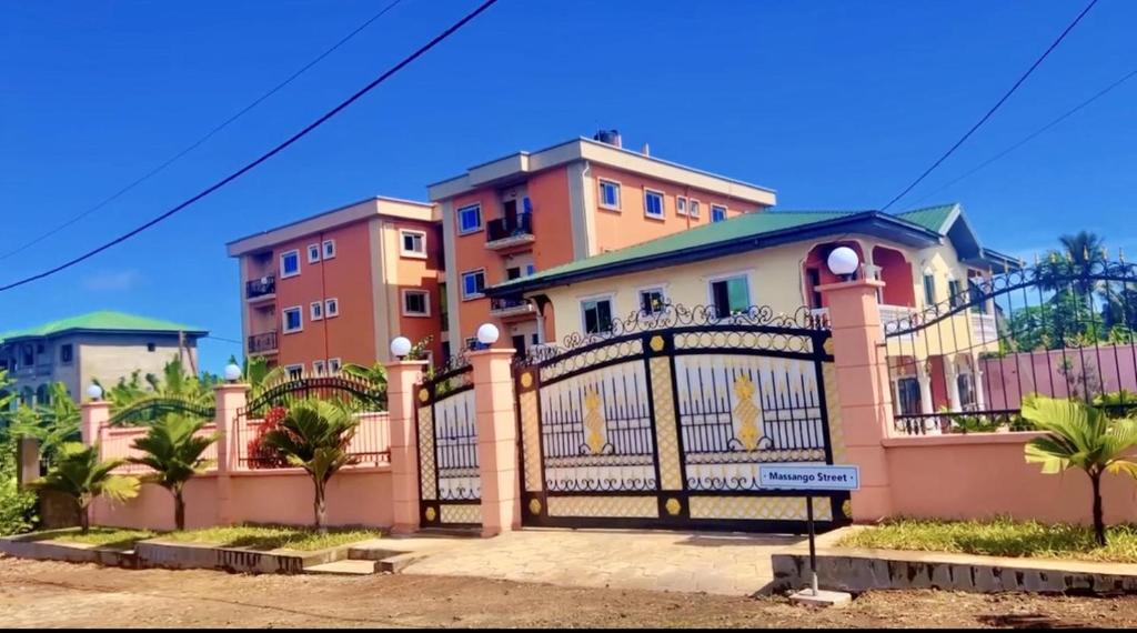 林贝Stunning 3-Bedrooms GuestHouse in Limbe Cameroon的前面有门的房子